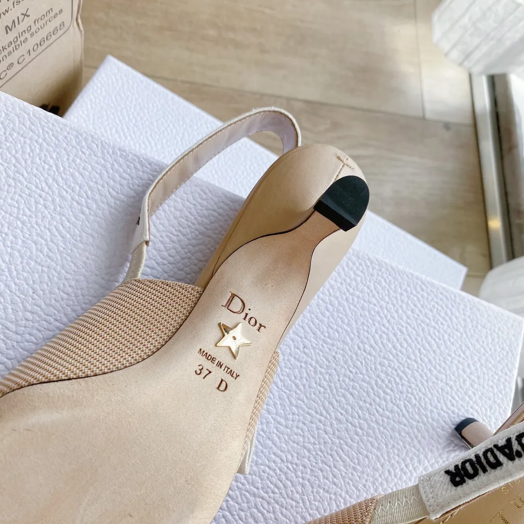 👟👟Ex-factory price 440👟👟 Developed one-to-one from the original version, 👠👠✨ ✨Dior’s popular sandals are new🔥 🔥 The same style as the most popular internet celebrities and celebrities of the year💁 💁. Imported fabric, lining and feet are made of calfskin lining🐑. Original molded heel, heel height 10Cm 6.5cm💘 Original molded metal outsole with five-pointed star LOGO mark✨. Original bow, 💅 Italian leather outsole. 👄💋 Full set of packaging (bags, cards, invoices, one-to-one wrapping paper) 34 40 41 customized